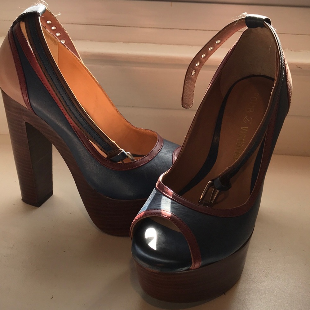 Pour La Victoire Platform Shoes